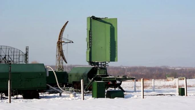 绿色军用雷达站在冬季旋转。