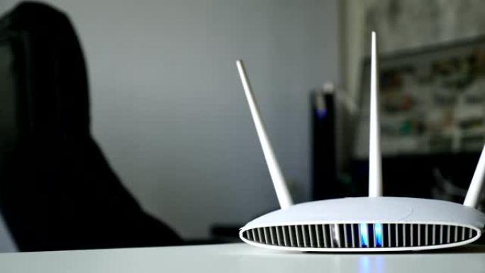 家用台式电脑背景的桌子上的无线路由器的特写