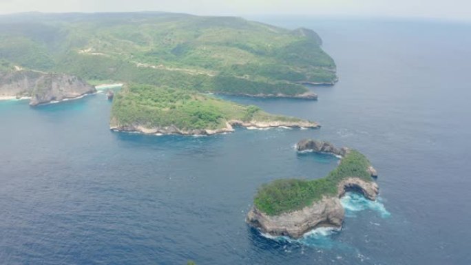 被海洋冲刷的热带岛屿的鸟瞰图，Atuh海滩。努沙佩尼达，巴厘岛