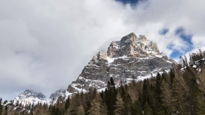 冬季，在Eutopean阿尔卑斯山的白雪皑皑的落基山上移动云层的时间流逝