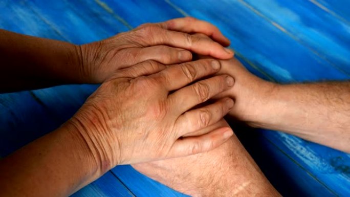 男性的手，女性的手和儿童的手相互叠放。