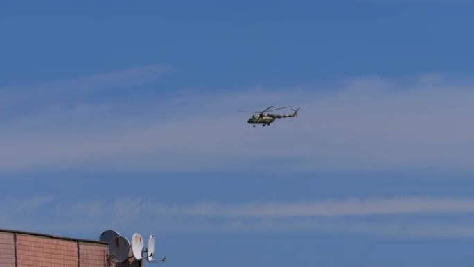 直升机在低空的蓝天中飞行