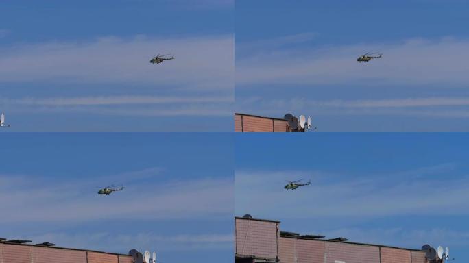 直升机在低空的蓝天中飞行