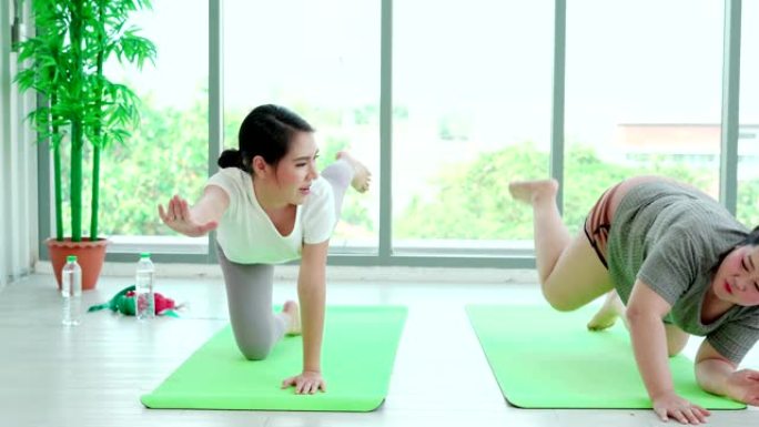 两个女朋友正在家里一起做瑜伽运动