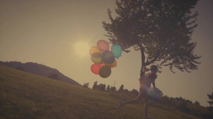 复古外观。拿着彩色气球跑步的女孩。