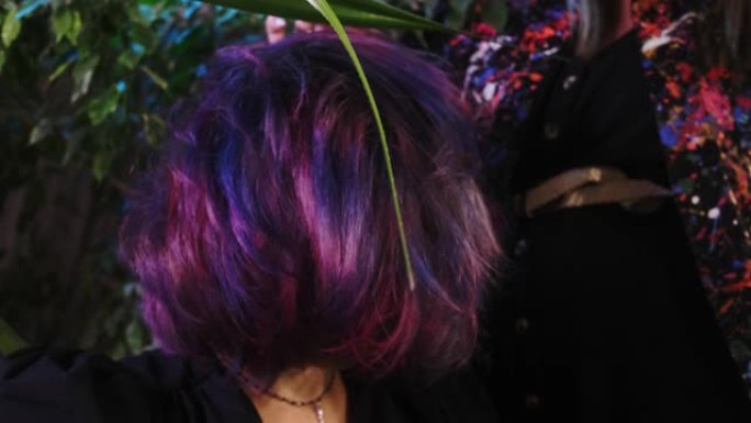 头发。美丽健康的染粉紫色渐变色头发。时尚时尚染色波浪形头发背景，着色，延伸，治愈，治疗理念。护发