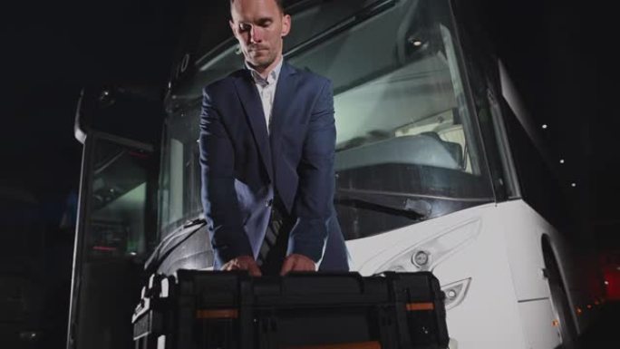 国际旅行巴士司机带着他的设备为旅行做准备
