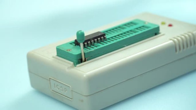 向导通过适配器soic8将芯片插入编程器，以对芯片进行编程。技术。