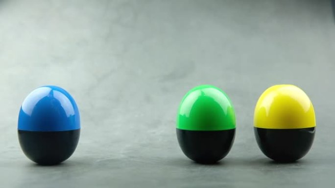 手选塑料鸡蛋或鸡蛋惊喜玩具四色