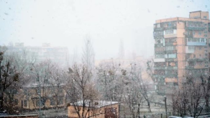 窗外降雪，苏联老房子