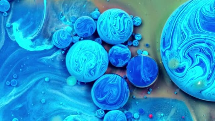美丽的蓝色颜料和牛奶和油中的墨水，奇妙的彩色泡泡。
