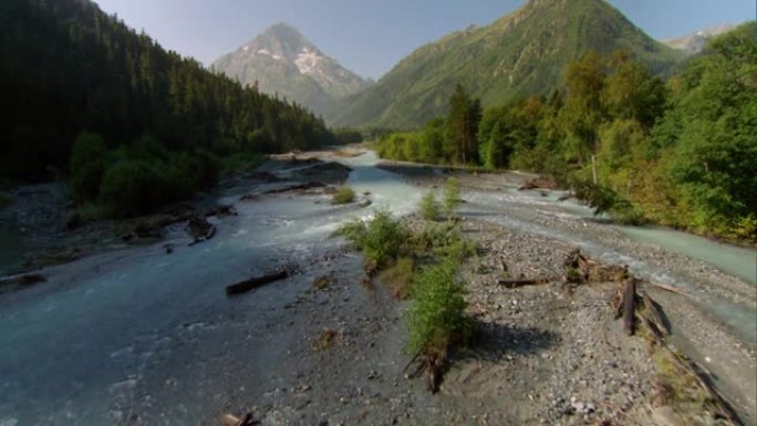 快速的山河。瀑布。源头山河。图姆宁河是锡霍特-阿林山脉东坡上最大的河流。