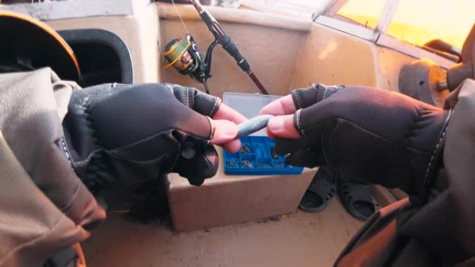 垂钓者为掠食性鱼类准备硅胶诱饵