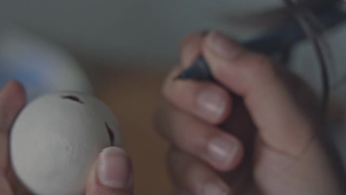 通过在瑞典的厨房环境中绘画鸡蛋进行装饰来庆祝复活节