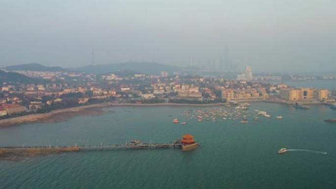 日落时间青岛市著名海滩海湾宝塔拥挤码头空中全景4k中国