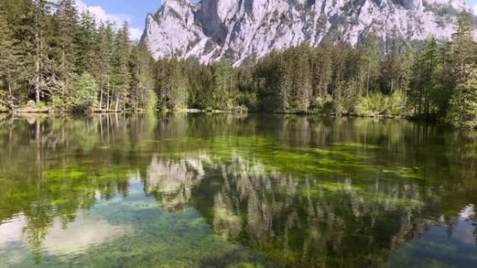 奥地利绿色湖秋天山林穿梭林海