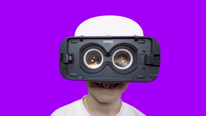 虚拟现实头盔中一个开朗男孩的肖像
