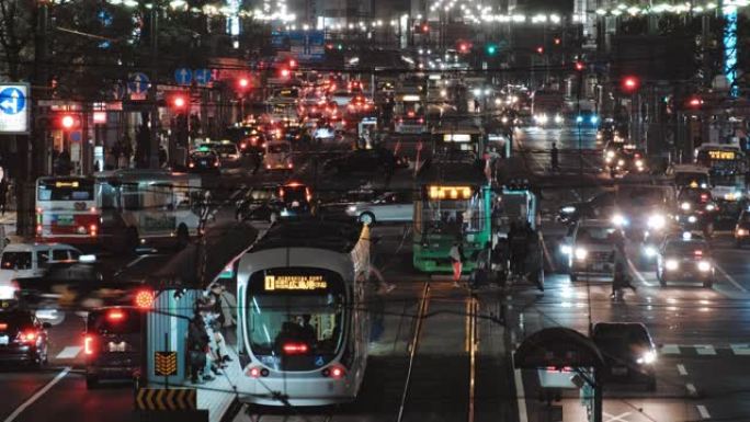 日本广岛广岛市中心的电车夜景