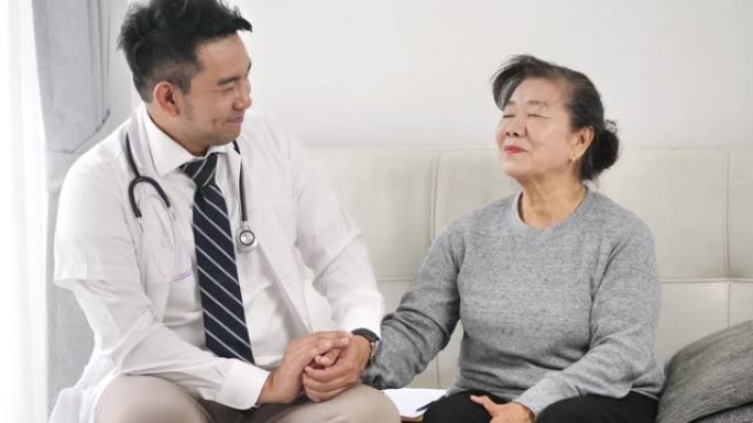 亚洲医生检查他的病人老妇人，健康观念。