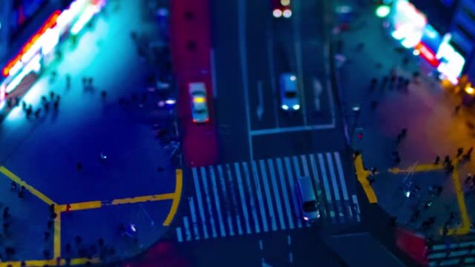 涩谷霓虹灯镇的微型十字路口的夜晚时光倒流高角度倾斜