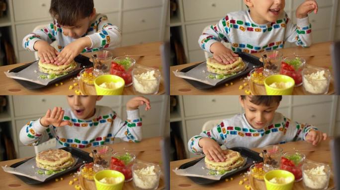 在家上学-可爱的小男孩在家和妈妈一起做披萨-幼儿园活动