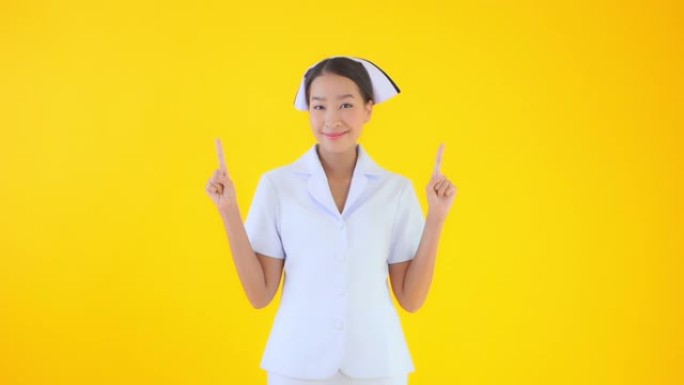 年轻的亚洲女性泰国护士在黄色背景上有许多动作