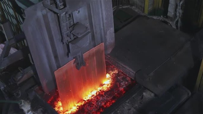 自动化的铜进料线到炉子。铜在炉内的熔炼，铜在炉内熔炼的过程。