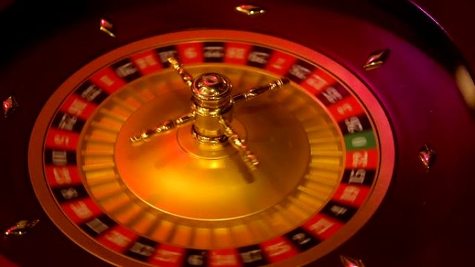 用纺车和球运动的赌场轮盘赌。中奖号码23和红色由轮盘决定。低光轮盘赌桌布局