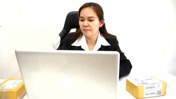 女商人的手正在笔记本电脑键盘上工作。
