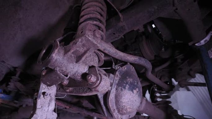 在汽车修理厂拆卸的汽车，车轮更换。汽车修理