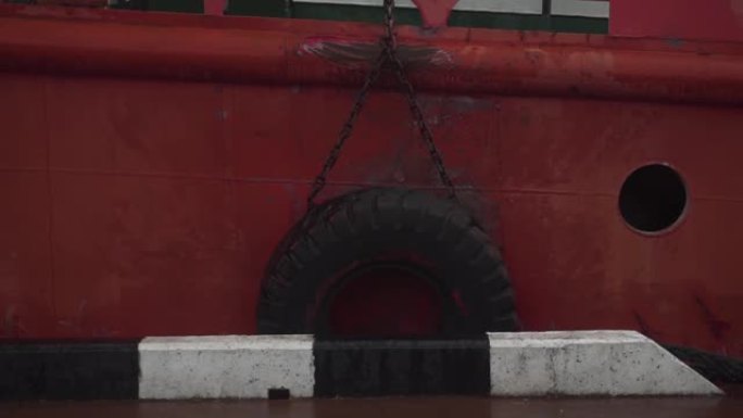 链条上的红色船侧悬挂轮胎以确保安全