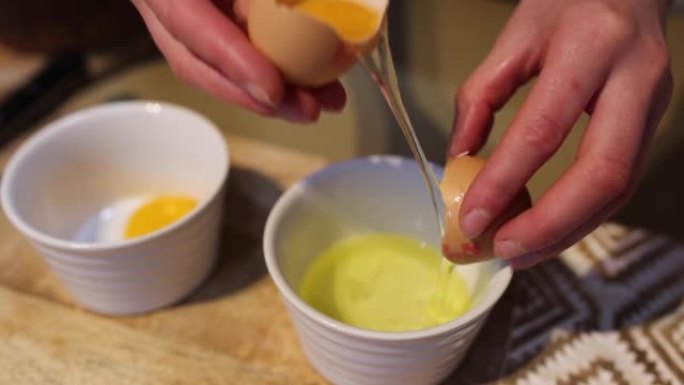 裂解鸡蛋并将蛋清与蛋黄分离。