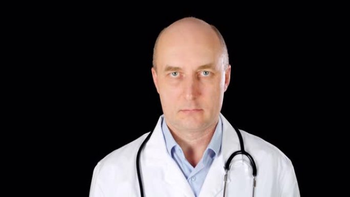 医生脸对着镜头点头。秃头男医生摇头说不。医学表达同意和不同意。阳性和阴性分析结果或诊断。