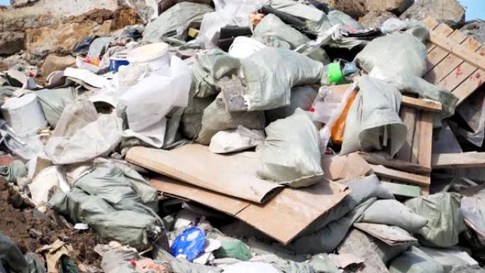 一大堆垃圾。空瓶子，垃圾场里的塑料。生态灾难。环境污染。