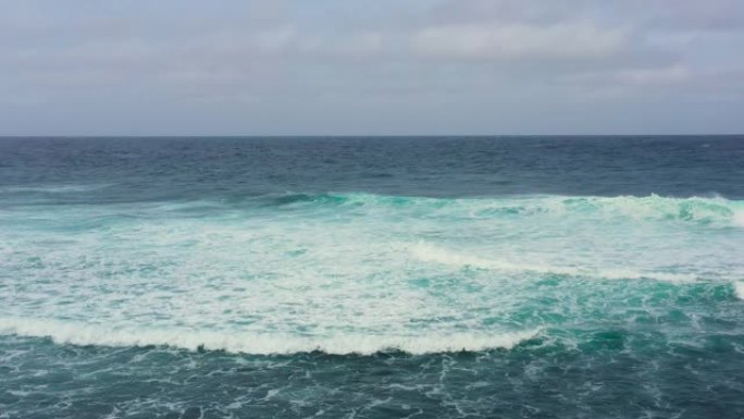 海浪的鸟瞰图。蓝色水背景