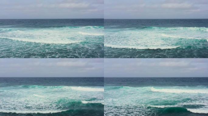 海浪的鸟瞰图。蓝色水背景