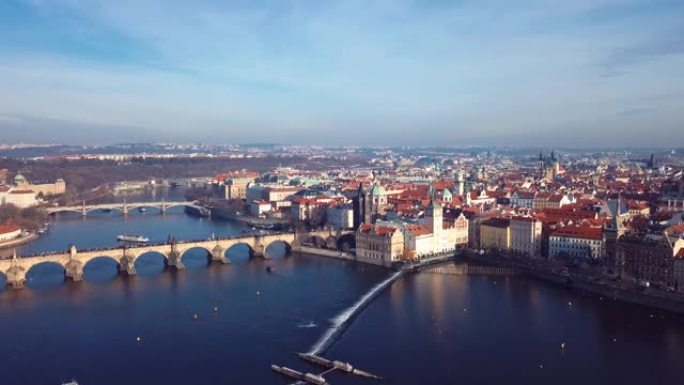 捷克布拉格横穿伏尔塔瓦河的查理大桥鸟瞰图的4k镜头