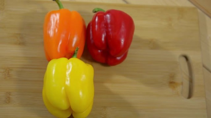 厨房桌子上的甜椒，特写镜头。红色、绿色、黄色、橙色辣椒
