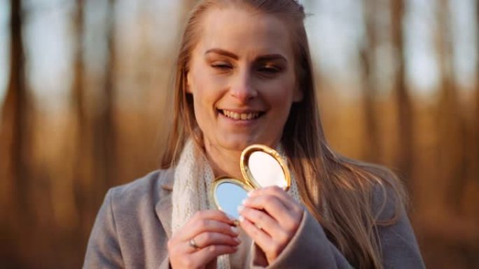 女人用小镜子反射光线