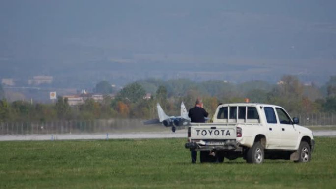 冷战时代的Comunist苏联MiG-29飞机降落后在空军基地跑道上