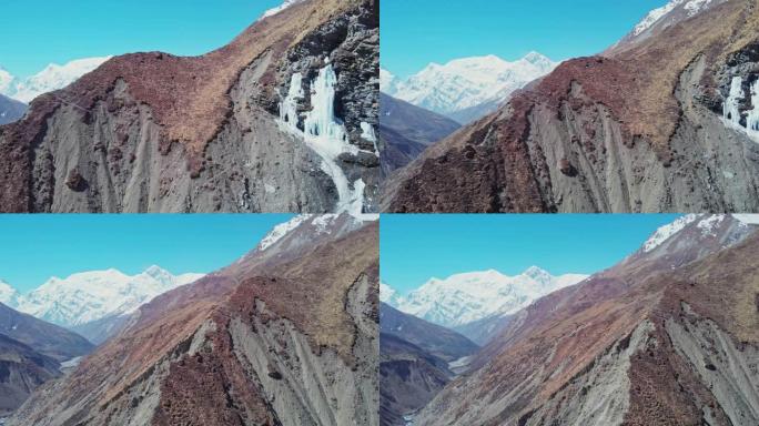 瀑布从冰崖坠落，地平线的雪峰，河峡谷，全景