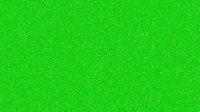绿色背景上落下的现实雪。孤立的薄片向下，带有alpha通道的圣诞节动画。