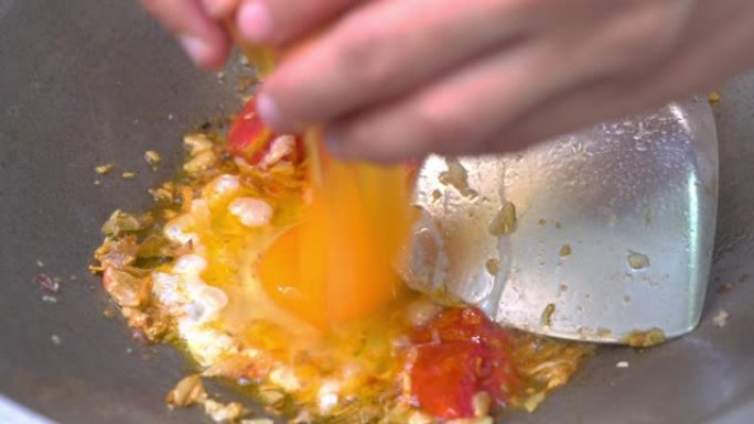 鸡蛋番茄锅在热油锅上油炸。