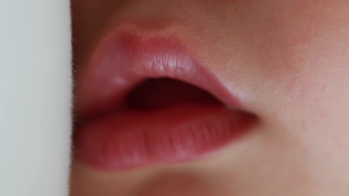 婴儿嘴唇微距特写睡觉。婴儿学步男孩特写嘴唇睡着流口水