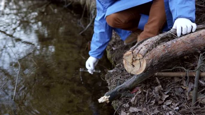 科学家检查河里的水是否有感染和有害排放物。世界生态观念。