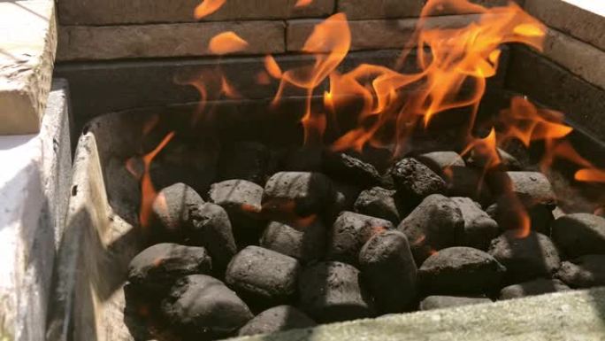 准备烧烤的木炭团块中间燃烧着火