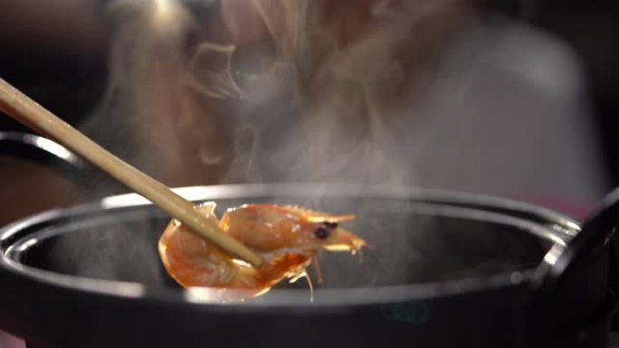 火锅和蒸汽烹饪食物，猪肉虾和蔬菜汤