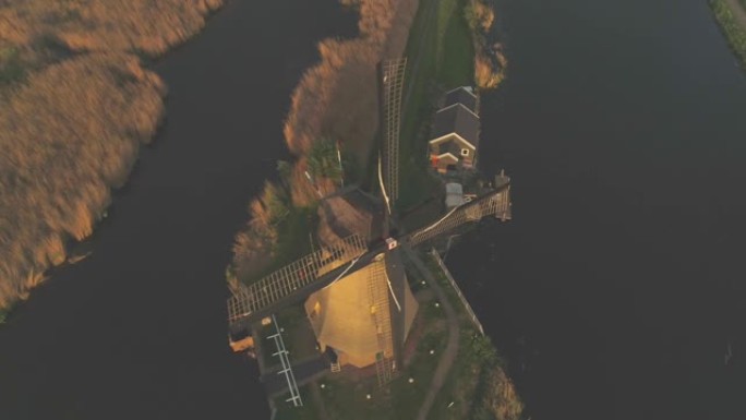 荷兰南荷兰的联合国教科文组织世界遗产Kinderdijk传统风车的空中天桥