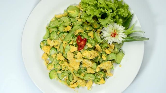 黄瓜炒鸡蛋和泰国美食风味健康饮食