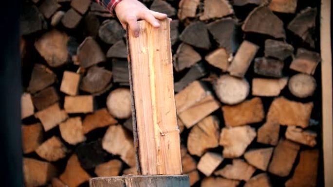 用斧头将木材切成两半
